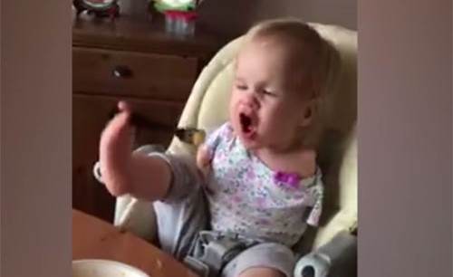 بالفيديو.. طفلة ولدت بدون يدين تتناول الطعام بقدميها
