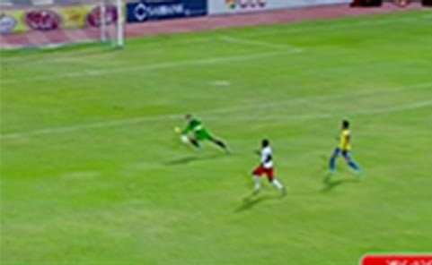 بالفيديو.. أغرب خطأ تحكيمي بمباراة كرة قدم