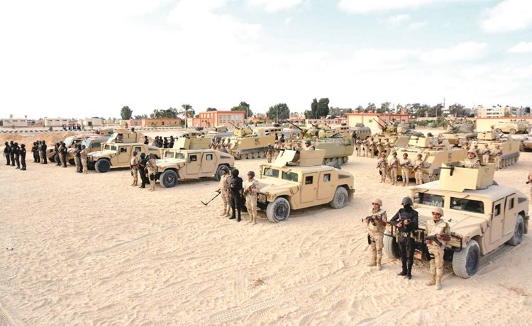 جانب من القوات المسلحة التي بدات حملة موسعة لتمشيط ومداهمة عدة مناطق بشمال ووسط سيناء﻿