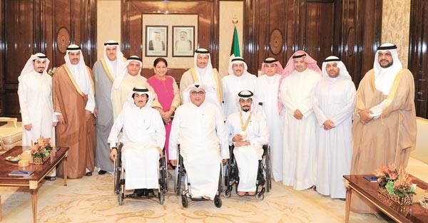 سمو رئيس مجلس الوزراء الشيخ جابر المبارك مع ابطال نادي المعاقين ﻿