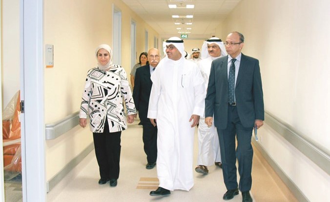 جانب من جولة الشيخ احمد المشعل في اروقة مستشفى الشيخ جابر الاحمد﻿