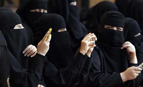توقيف أحد مشاهير "سناب شات" في السعودية لارتدائه ملابس نسائية