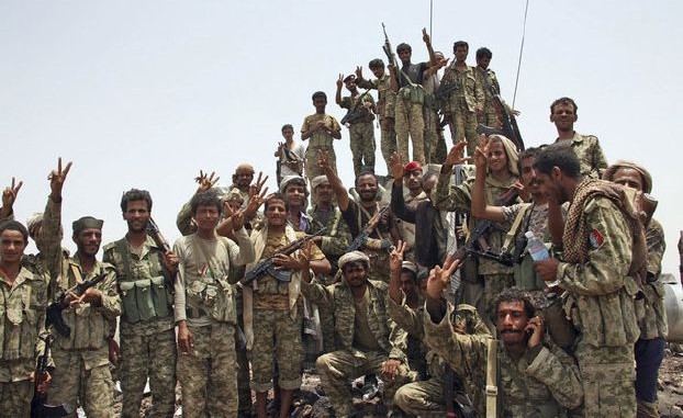 الجيش اليمني يستعيد معسكر اللواء 101 وعشرات القتلى والأسرى بينهم أحد أقارب الحوثي