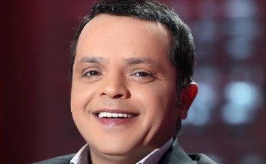 محمد هنيدي ينشر صورته بملابس الإحرام
