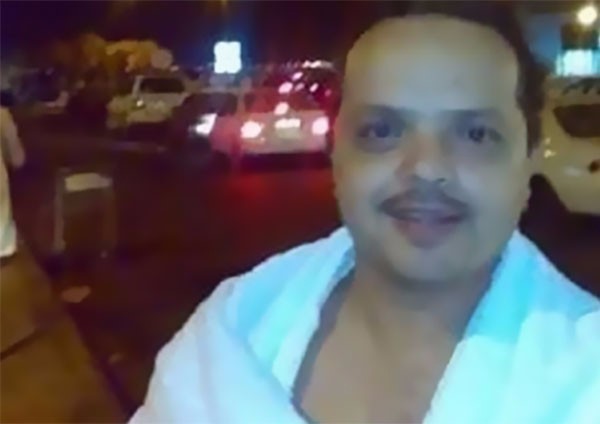 محمد هنيدي ينشر صورته بملابس الإحرام