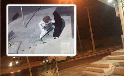 بالفيديو..مُلثَّم يهاجم امرأة سعودية في الطريق و ينتزع شنطتها و يلوذ بالفرار