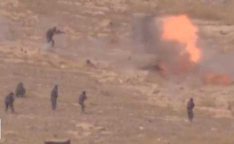 بالفيديو .. داعشي يفجِّر نفسه بعد محاصرته داخل نفق في الموصل