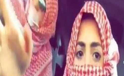 بالفيديو.. فنانة سعودية تتنكر في زي رجال وتمارس التقحيص مع شاب