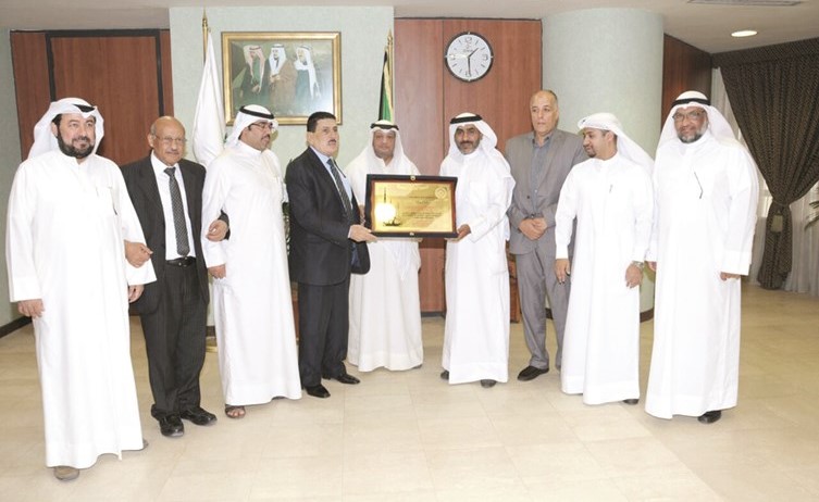 دسعد الشبو مكرما احمد عثمان بحضور عادل الاستاذ وبدر الردعان واحمد رمضان﻿