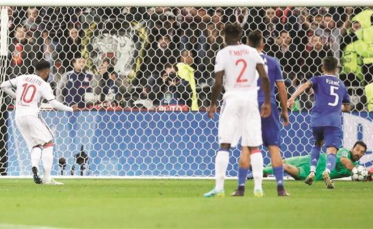 العملاق جيجي يتصدى لركلة جزاء﻿