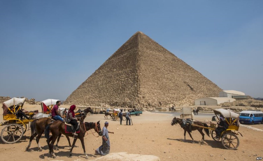 علماء يكتشفون فجوتين.. هل تخفي الأهرامات دهاليز سرية؟