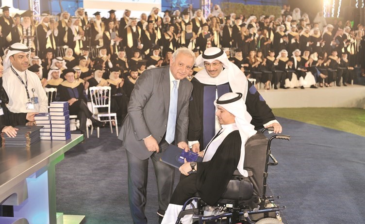 دبدر العيسى مكرما احد الخريجين﻿