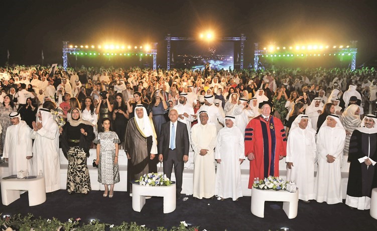 الشيخ سلمان الحمود ودبدر العيسى ودسالم الطحيح والبروفيسور دونالد بيتس ودحبيب ابل ودصلاح الشرهان وعبدالرحمن المحيلان ودنيبال بورسلي والشيخة فادية السعد في مقدمة الحضور﻿