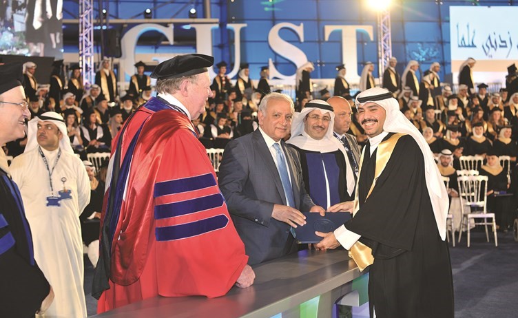 خريج يتسلم شهادته﻿