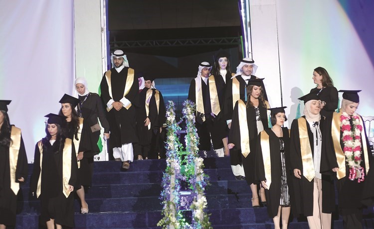 طابور عرض الخريجين والخريجات﻿