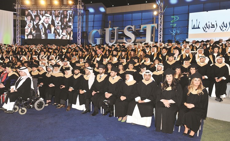 كوكبة من خريجي وخريجات جامعة الخليج﻿