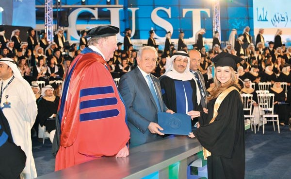 د.بدر العيسى مكرماً إحدى خريجات جامعة الخليج بحضور د.صلاح الشرهان والبروفيسور دونالد بيتس