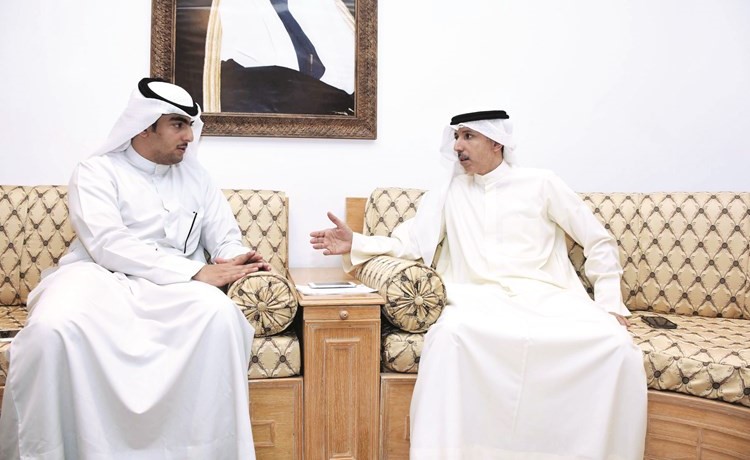 المضف متحدثا الى الزميل سلطان العبدان	انور الكندري﻿