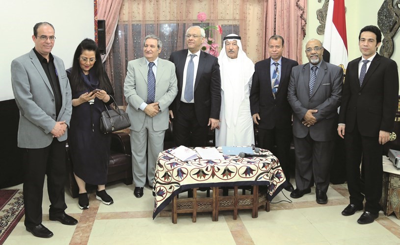 السفير ياسر عاطف ودنبيل بهجت وعدد من المشاركين في الامسية		ريليش كومار﻿