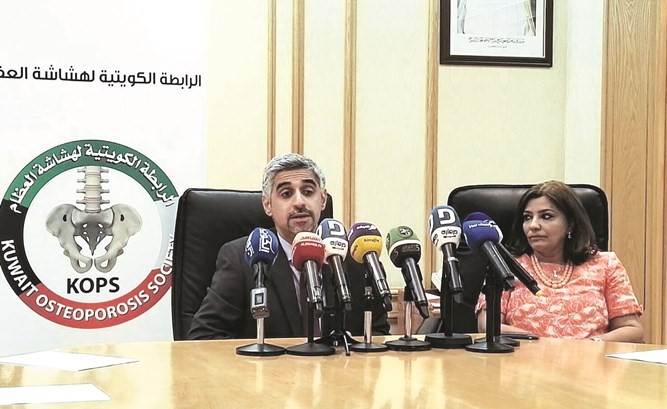 د نادية العلي ودثامر العيسى خلال المؤتمر الصحافي﻿