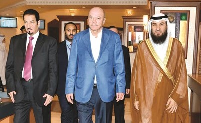 فيصل الفايز لدى مغادرته البلاد وفي وداعه علام الكندري والسفير دحمد الدعيج﻿
