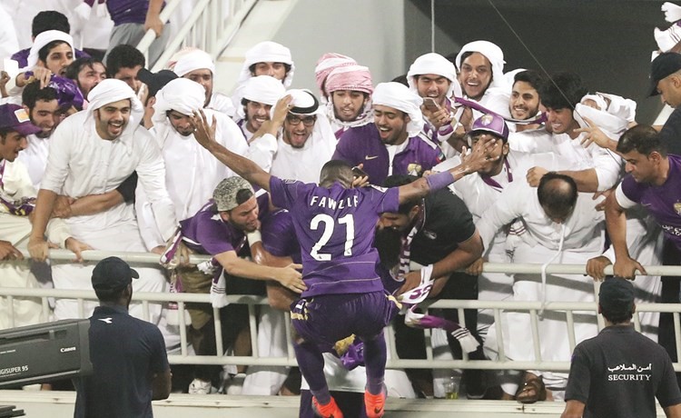 لاعب العين فوزي فايز يطير فرحا مع جماهير فريقه	افپ ﻿