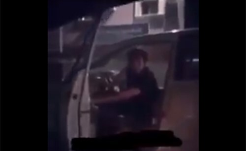 بالفيديو ..لحظة الاعتداء بالضرب على ابن الممثل " عبدالله السدحان "