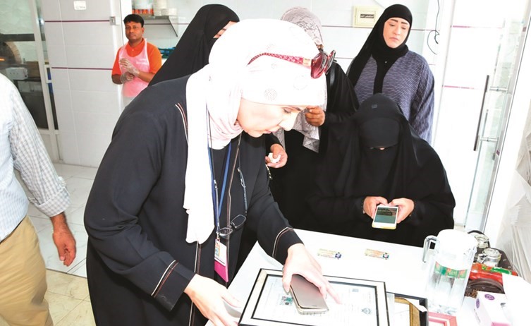 عضوات فريق البلدية خلال الجولة في احد المطاعم﻿