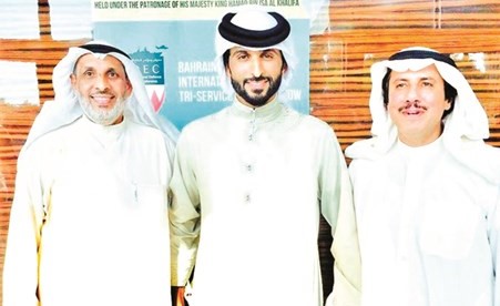 الشيخ عزام الصباح والشيخ ناصر بن حمد خليفة والعميد ركن علي العساكر﻿