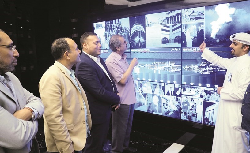مجموعة من الصحافيين خلال متابعتهم كبرى الشاشات المتطورة الموجودة داخل متحف الوطني ﻿