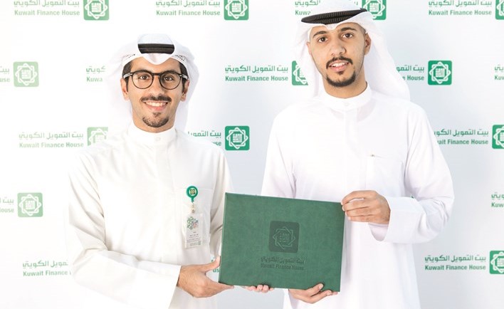 ممثل بيتك وممثل جمعية الهندسة الصناعية عقب توقيع الشراكة ﻿