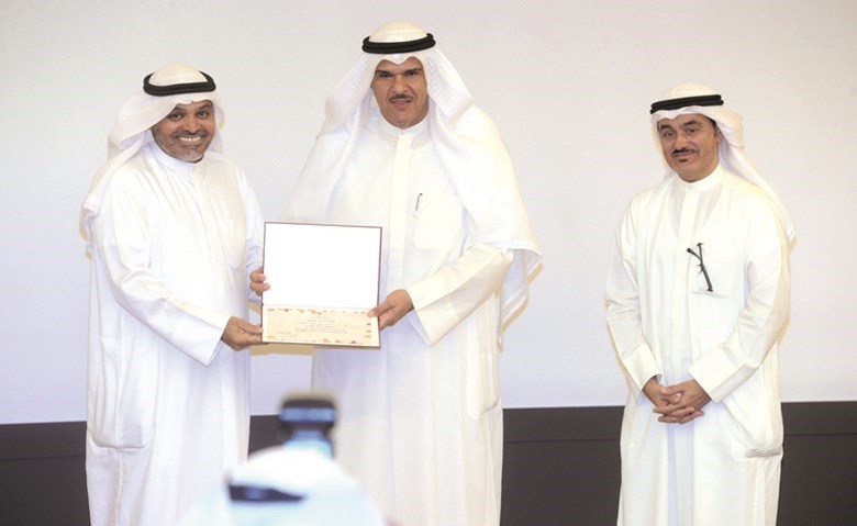 الشيخ سلمان الحمود مكرما احد المشاركين في الورشة﻿
