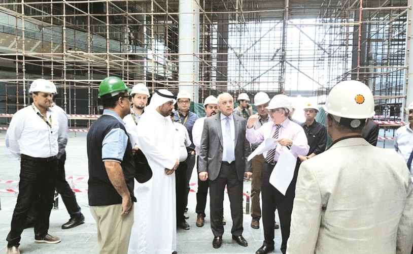 دبدر العيسى يستمع الى شرح حول الانجاز بالمشروع﻿