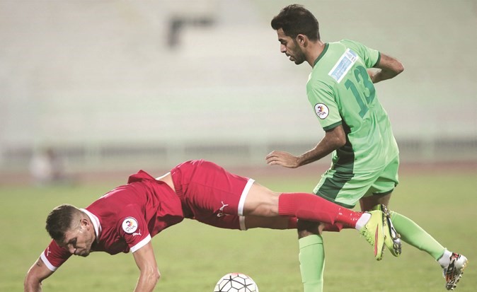 مدافع الصليبخات والاسي يسقط على الكرة تحت انظار لاعب العربي محمد فريح   (الازرق كوم﻿)