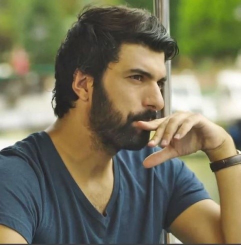 بالصور.. التركي انجين أكيوريك الأكثر وسامة.. شاهدوا كيف تغير شكله