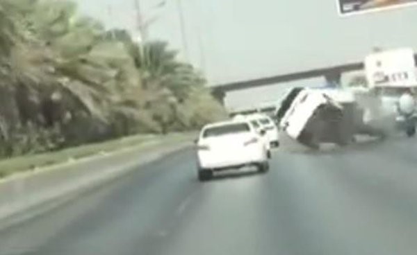 بالفيديو.. انقلاب مروع لسائق في حالة غير طبيعية على طريق سريع في السعودية