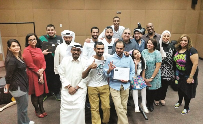 يتوسط عددا من المشاركين في استوديو التمثيل ﻿