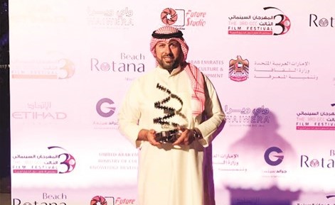 المخرج علي حسن يتسلم جائزة نموت وتحيا الكويت﻿