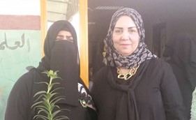 فاطمة العنزي حرصت على نشر شتلات في أرجاء المدرسة 