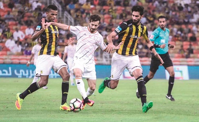لاعب الاتحاد فهد الانصاري يحاول افتكاك الكرة من لاعب الشباب عبدالوهاب جعفر ﻿