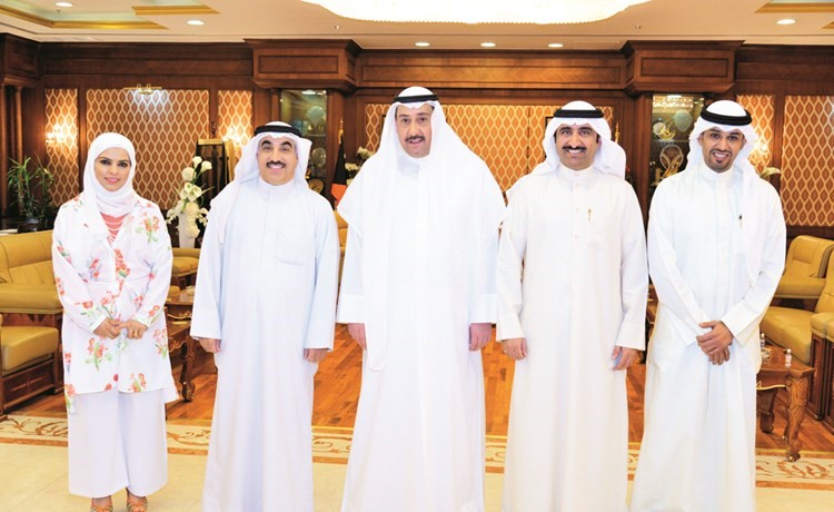 الشيخ فيصل الحمود مستقبلا يوسف مصطفى وعددا من مديري قطاع الخدمات الاعلامية﻿