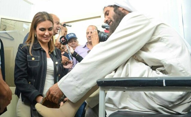 الوزيرة مع احد ضحايا الالغام عقب تركيب طرف صناعي له﻿