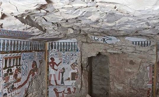 الكشف عن مقبرتين منحوتتين في الصخر غرب أسوان