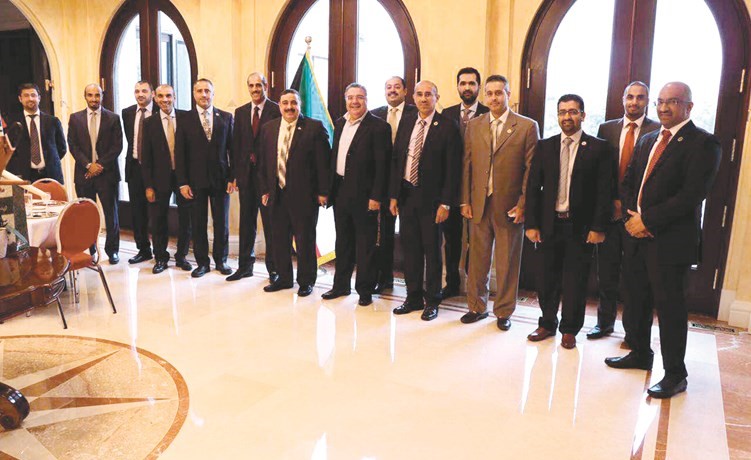 السفير عبدالحميد الفيلكاوي والفريق ركن مهاشم الرفاعي يتوسطان عددا من حضور المادبة﻿