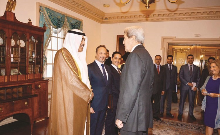 الشيخ صباح الخالد مصافحا جون كيري ويبدو الشيخ سالم العبدالله والشيخ د.احمد ناصر المحمد واعضاء الوفد﻿