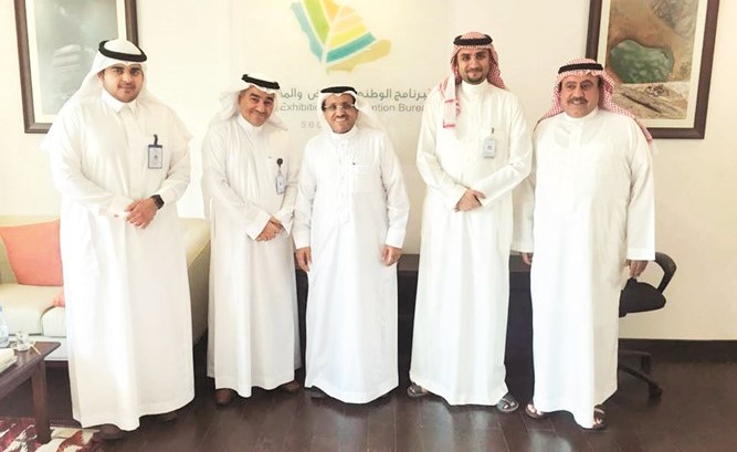 العامر والمنقاح والعيسى وعدد من المشاركين في الاجتماع﻿