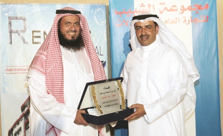 بدر الشبيب مكرما البطل الاولمبي فهيد الديحاني ﻿