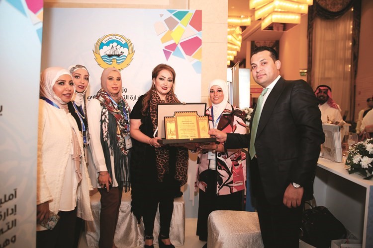 الشيخة فاطمة الصباح ومحمود عفيفي يكرمان ممثلي وزارة العدل﻿