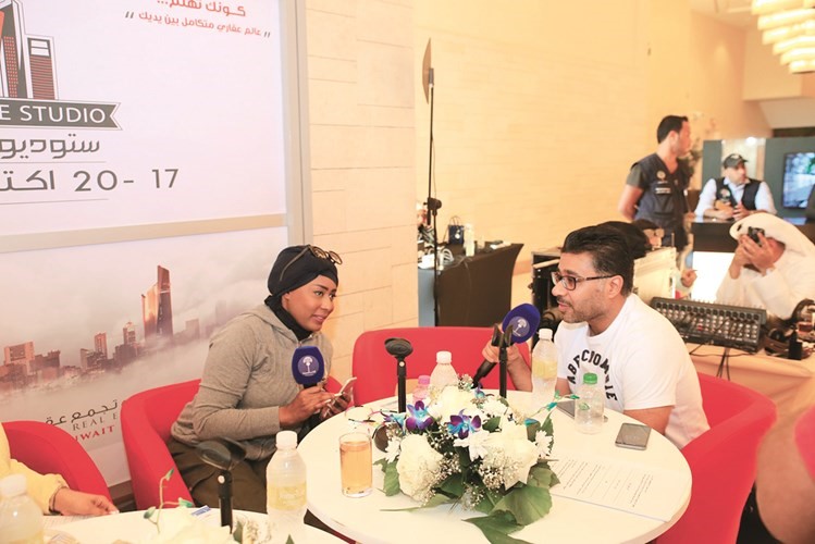 الاعلامي اسامة فودة تواجد طوال ايام المعرض وشارك في توزيع الهدايا على الزوار﻿