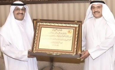 الفريق اول ماحمد الرجيب يقدم درعا تقديرية الى محمد الاحمد﻿